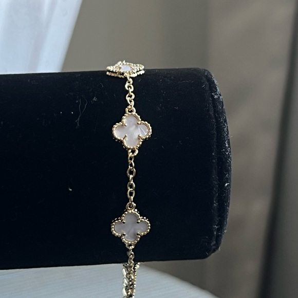 Mini  Gold and  marble White Clover Bracelet - Picture 2 of 4